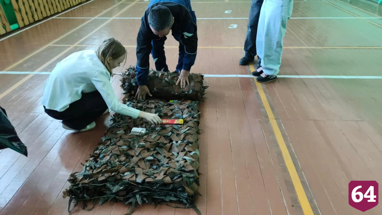 Жители саратовского села сплели 350-ю маскировочную сеть для фронта