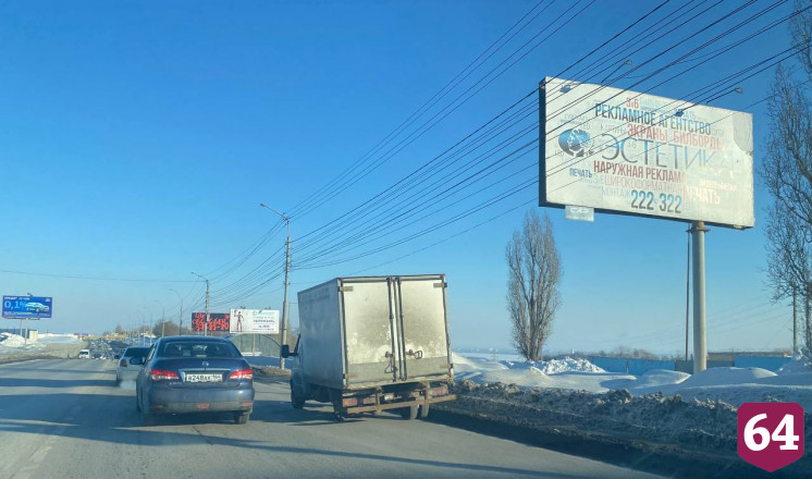 Оторванное колесо грузовика спровоцировало крупную пробку в Саратове