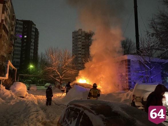 В Саратове пожарные тушили иномарку