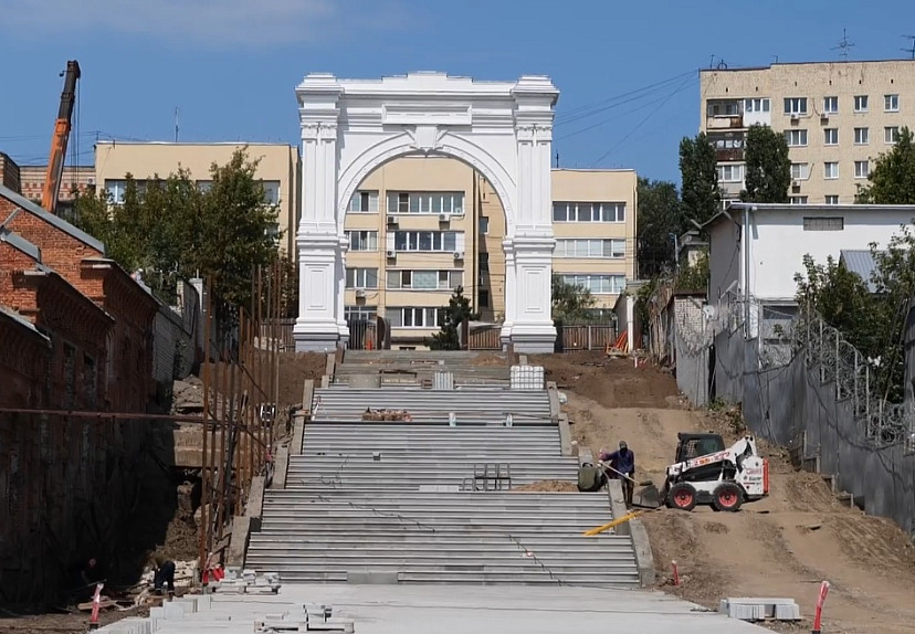 В Саратове завершают благоустройство спуска к Волге от Триумфальной арки 