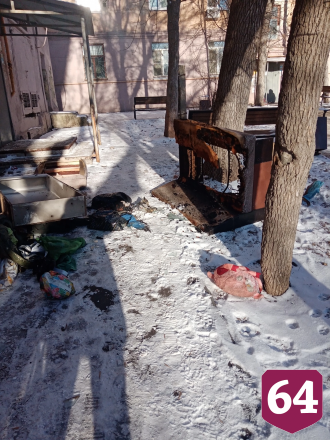 Жительница Саратова после пожара пожаловалась на пьющих соседей
