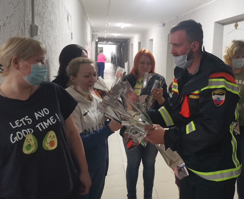 Женщины из Донбасса в Саратове плакали от цветов к 8 Марта