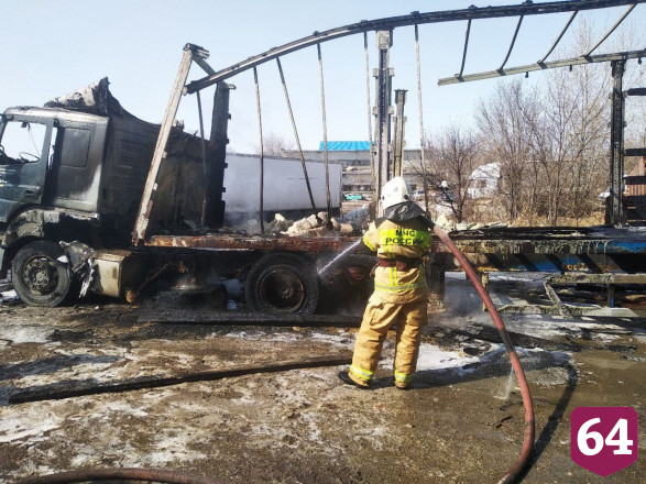  На парковке выгорели кабина и прицеп грузового «Мерседеса»