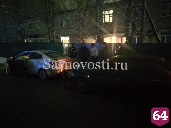 В Саратове пьяный водитель протаранил иномарку с ребенком и сбежал