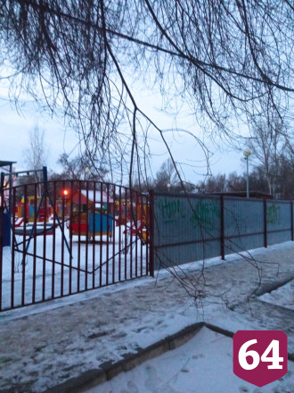 Саратовцы показали опасное дерево на пути к детскому саду 