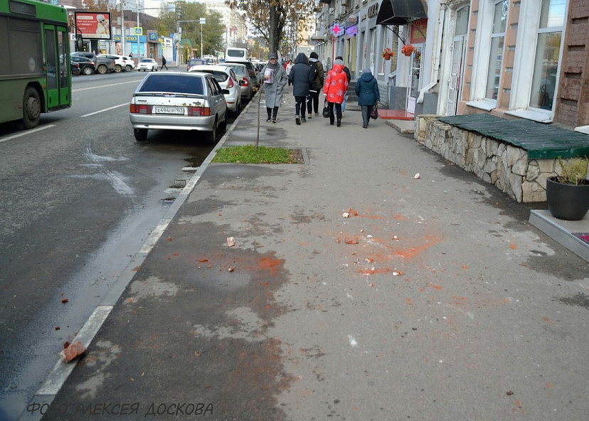 В центре Саратова с фасада дома продолжают падать кирпичи