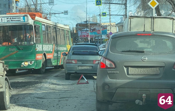 ДТП парализовало движение в центре Саратова