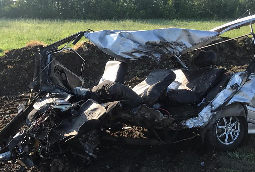 На саратовской трассе в ДТП с фурой разбился водитель «Лады» 