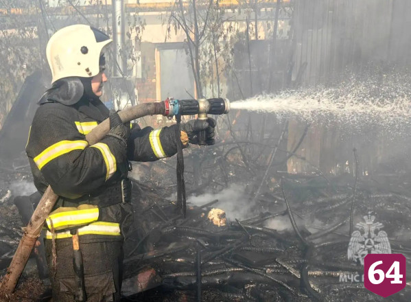 В Саратове 11 пожарных расчетов тушили заброшенное здание и мусор