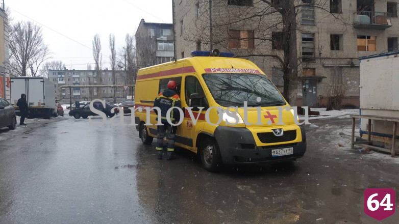 В Саратове пьяный посетитель рюмочной закатился под машину