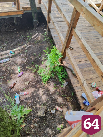 Жителей возмутил мусор в новом парке Саратова