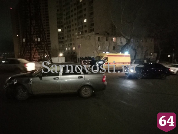 В столкновении двух «Лад» в Саратове ранена девушка