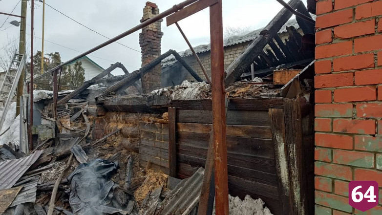 В Саратове пожар уничтожил частный дом на Рахова