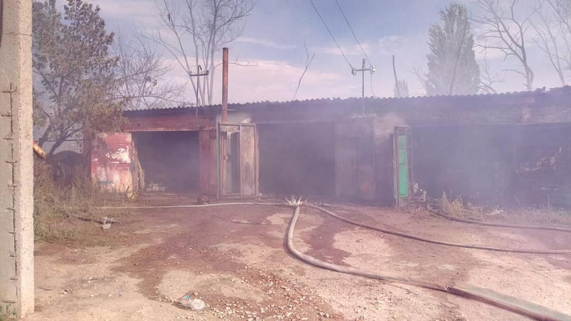 Под Саратовом огонь уничтожил гаражи и автомобиль 