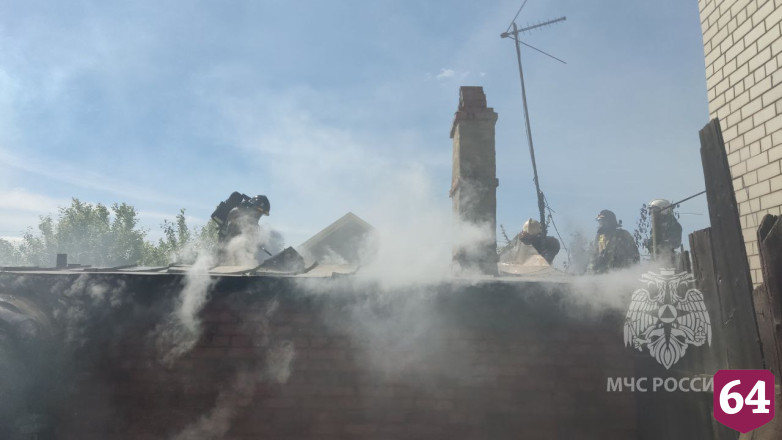 В Саратове пожарные отстояли от огня соседние постройки