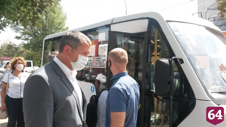 Саратовцы стали реже надевать маски в общественном транспорте