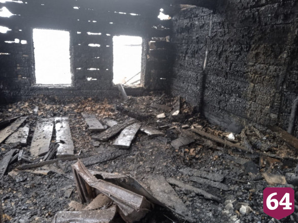 Пожар уничтожил деревянный дом под Саратовом