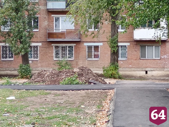 Горожанка рассказала о шагающих по забору в школу детях