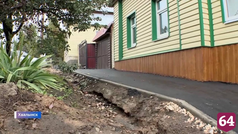 Новый тротуар под Саратовом сравнили со стиральной доской