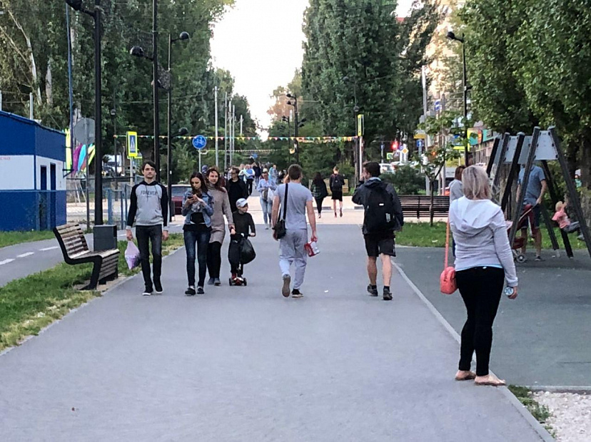Жители Саратова вышли на вечернюю прогулку без масок