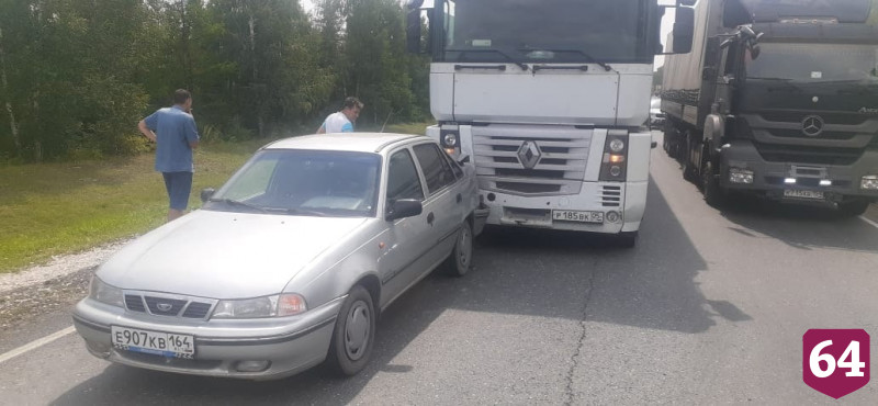 На саратовской трассе ДТП с фурами привело к 8-километровой пробке