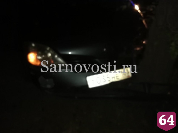 В Саратове мужчина бросил иномарку под сбитой елкой