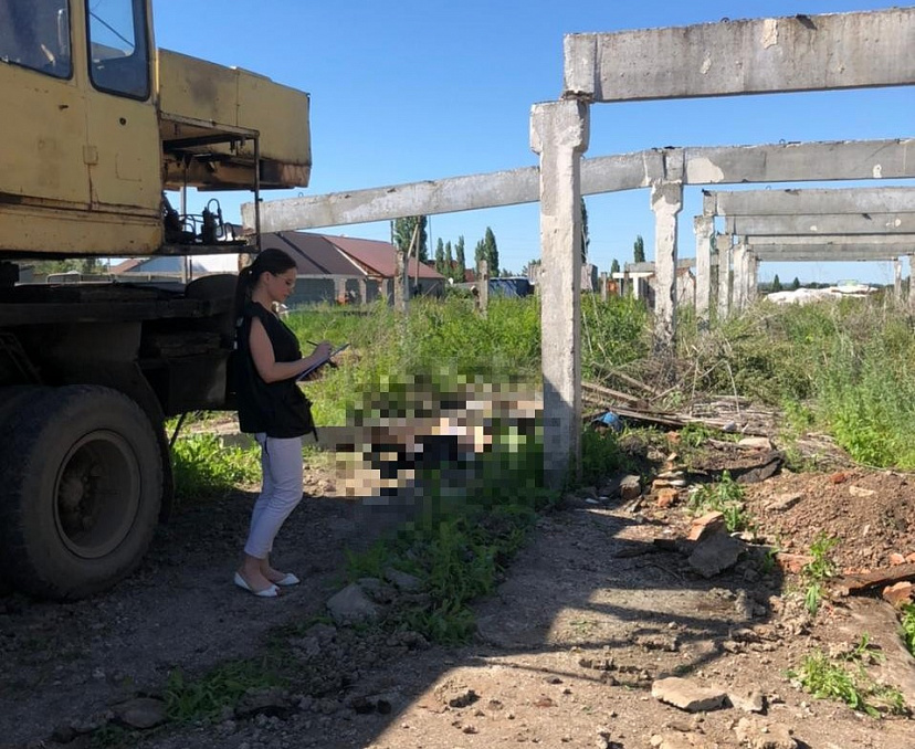Возбуждено уголовное дело после гибели мужчины под балкой на конюшне