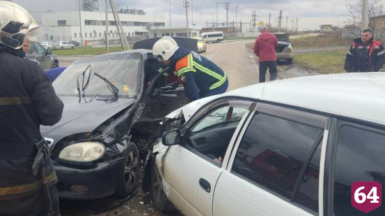 Спасатели вытащили автоледи из искореженного в ДТП «Ланоса»