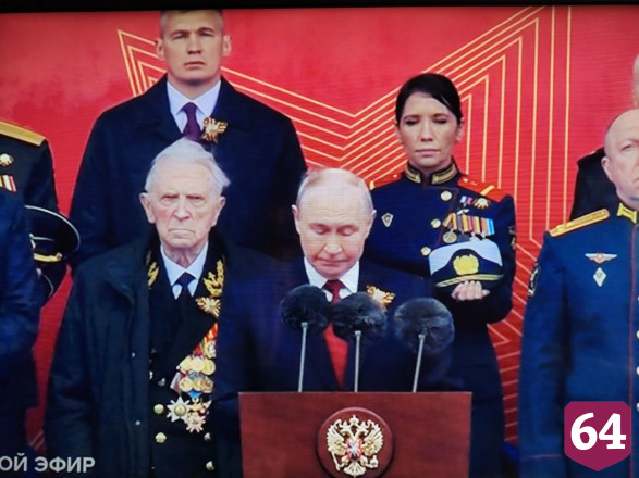 На трибуне с Владимиром Путиным находится Герой России из Саратовской области Людмила Болилая