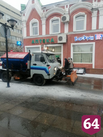 В Саратове на борьбу с начавшимся снегопадом вышли 220 единиц техники