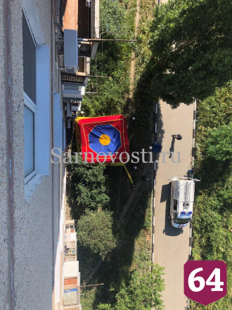 Спасатели развернули «куб жизни» для стоявшей на 10-м этаже женщины