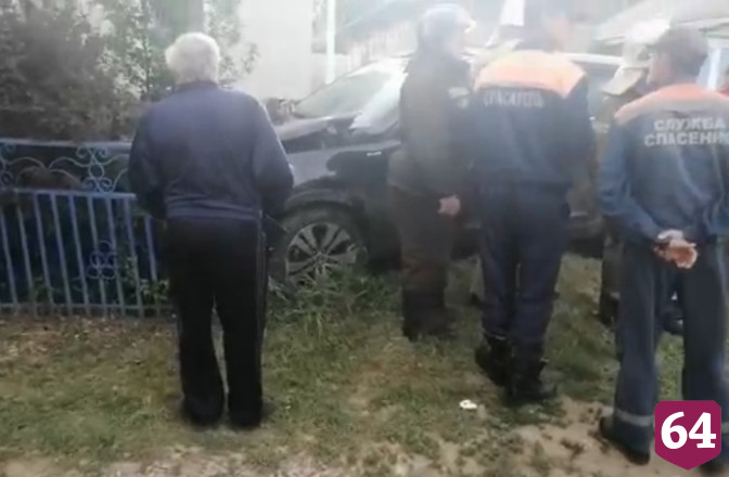 Водитель кроссовера снес мусорную площадку и пешехода