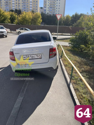 Саратовцы пожаловались на машины автохамов на тротуарах