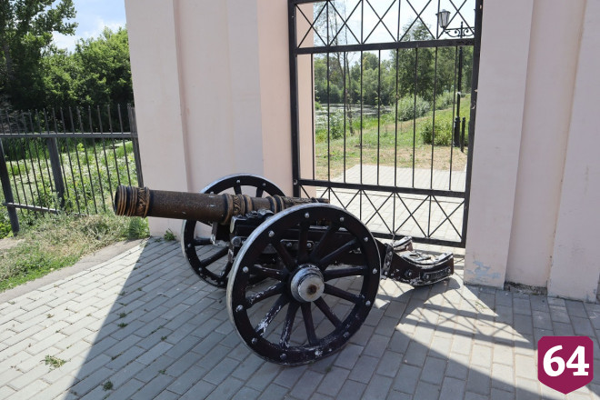 В городском сквере на месте пандусов поставили пушки