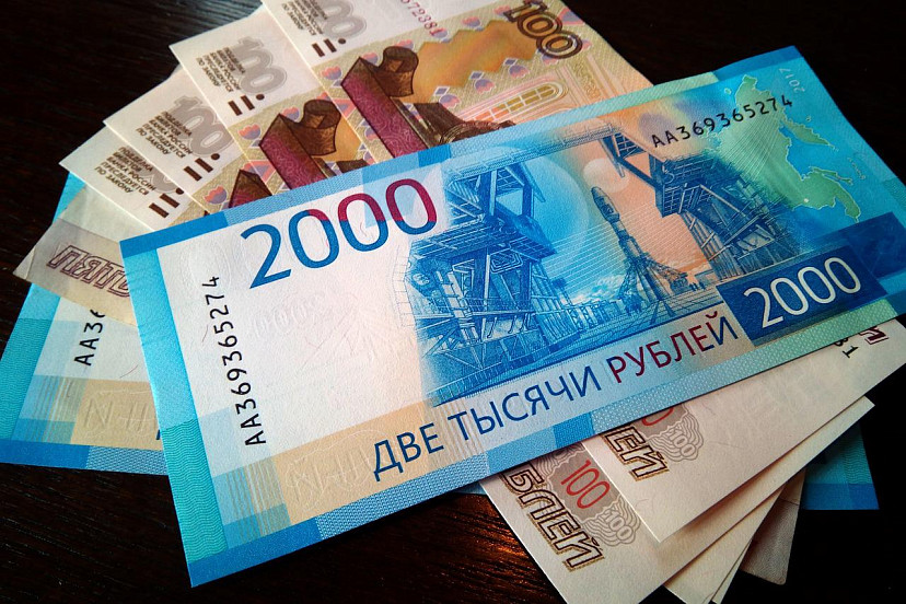 В денежном переводе от жительницы Саратова нашли фальшивку 
