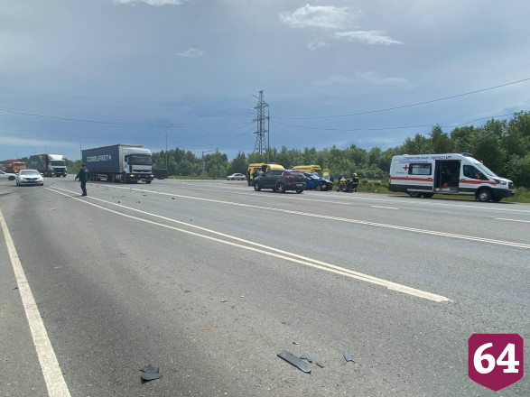 Ребенок и трое взрослых покалечились в ДТП с фурой под Саратовом