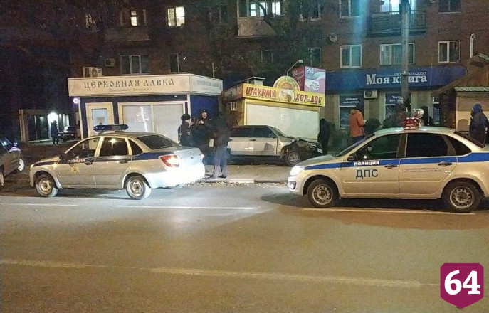 Водитель «Лады» вылетел на тротуар и снес палатку с шаурмой 