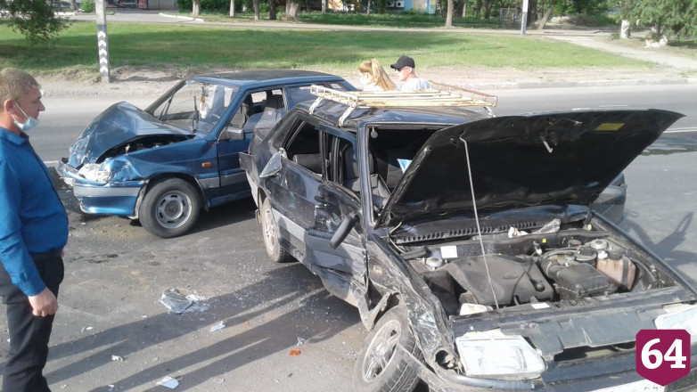 В столкновении двух легковушек травмировались мальчик и девочка 