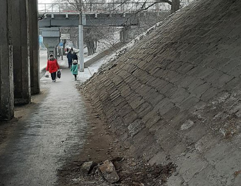 Саратовцы опасаются разрушения моста над пешеходной дорожкой 