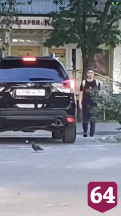 Автохам на внедорожнике занял тротуар в центре Саратова
