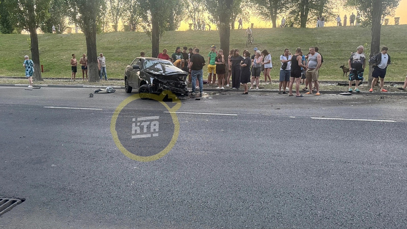 Водитель разбился в ДТП с деревом на набережной в Саратовской области