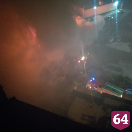В районе Стрелки загорелись частный дом с баней