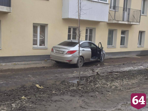 В Саратове пьяный водитель протаранил дом и сбежал