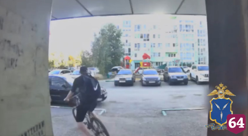 В Энгельсе рецидивист похитил велосипед ради спиртного и попал на видео