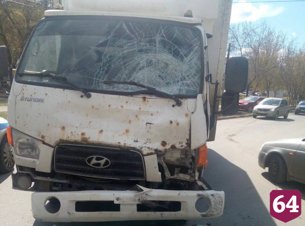 Байкер покалечился в ДТП с грузовиком в Саратове