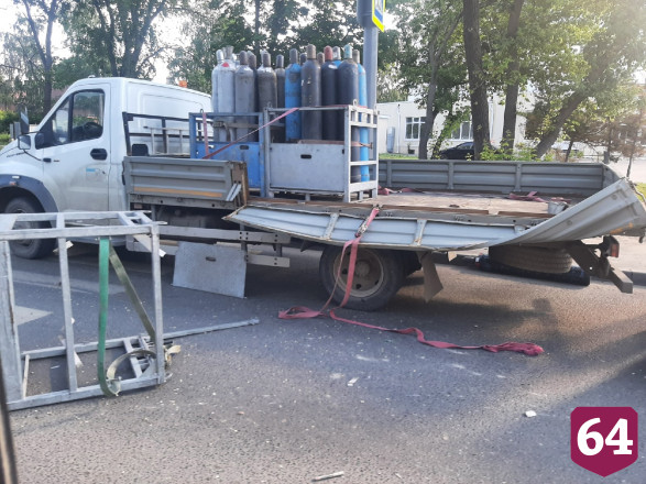 В Саратове на дорогу из грузовика выпали газовые баллоны