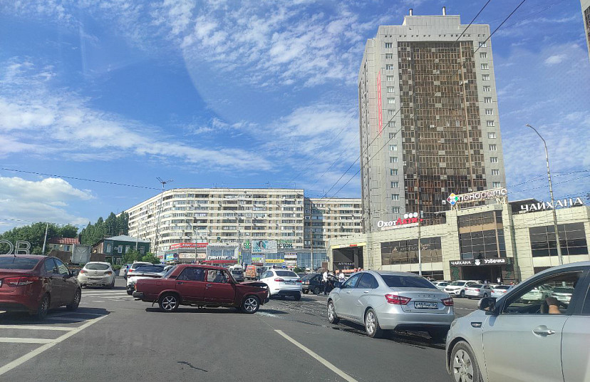 Перед мостом через Волгу после ДТП перевернулся автомобиль