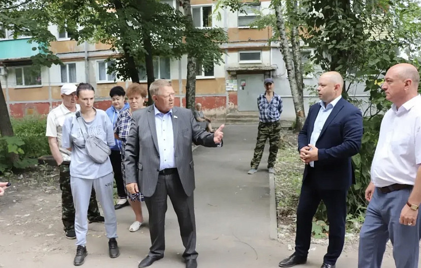 Депутат Госдумы договорился о ремонте дороги до школы под Саратовом