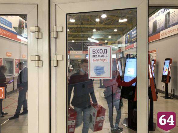 Жители Саратова начали носить маски в общественных местах