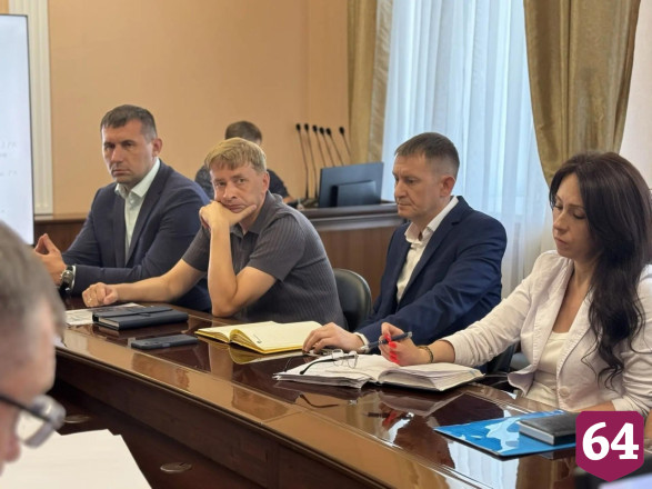 В Энгельсе сносят нелегальные билборды и ларьки